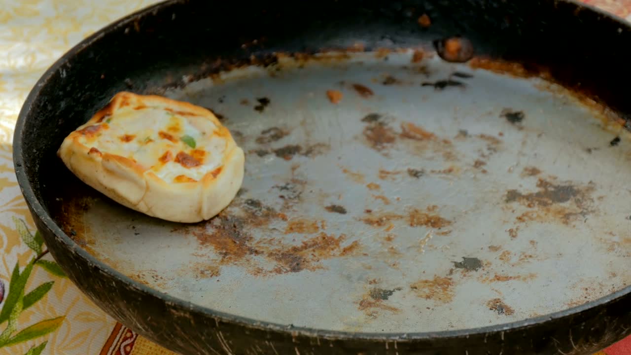 과 치즈로 뜨거운 파이를 골라내는 셰프