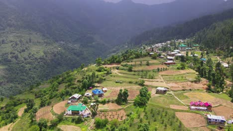 toma de drones de un pequeño pueblo en el valle de sainj en himachal pradesh cerca de manali, kasol-6