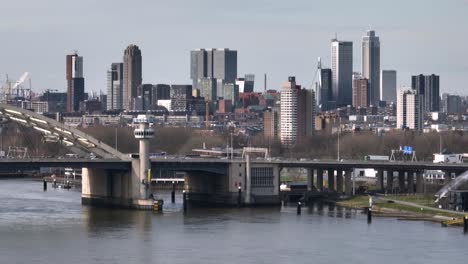 Luftaufnahme-Der-Skyline-Von-Rotterdam-Und-Des-Verkehrs-Auf-Der-Van-Brienenoord-Brücke-An-Einem-Sonnigen-Tag