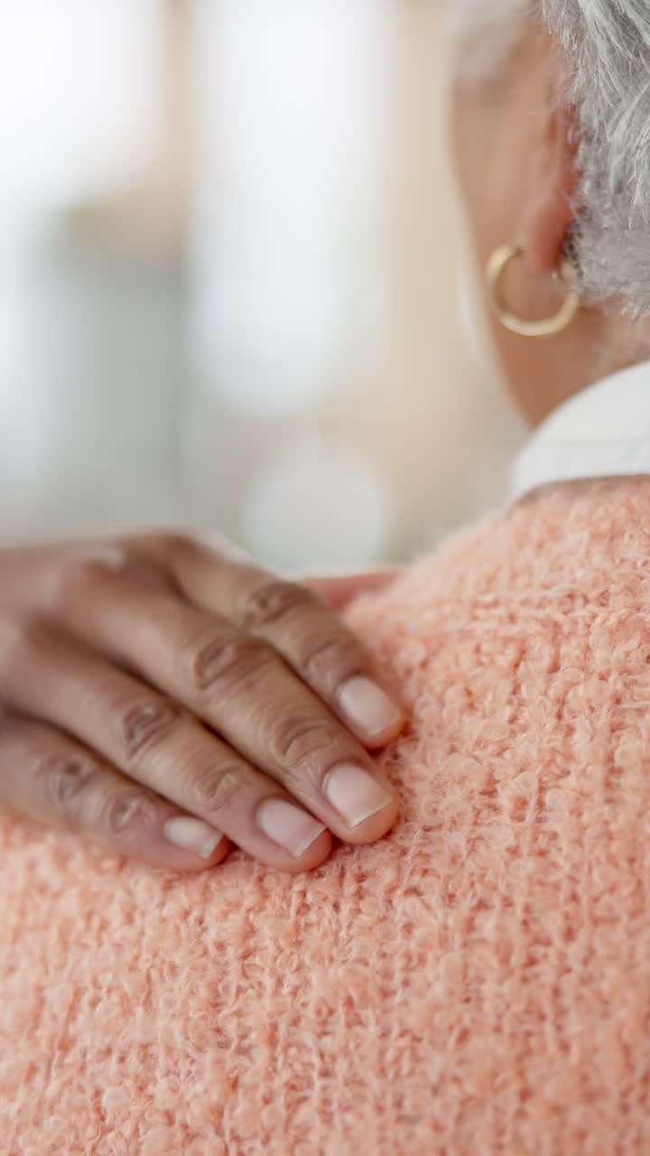 una mano reconfortante descansando en el hombro de una mujer anciana
