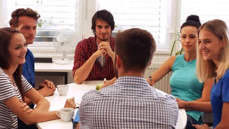 hombres y mujeres ejecutivos de negocios que interactúan entre sí