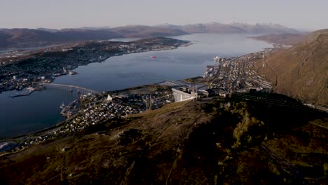toma aérea de arriba hacia abajo de la vista de tromso desde el punto de vista de fjellheisen durante la luz del sol en otoño