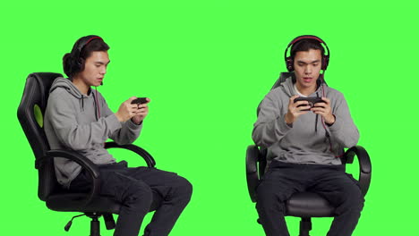 joven asiático juega juegos móviles