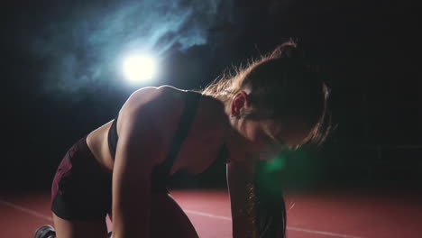 las piernas de primer plano en zapatillas de deporte los atletas están corriendo almohadillas en la pista del complejo deportivo y correr en cámara lenta