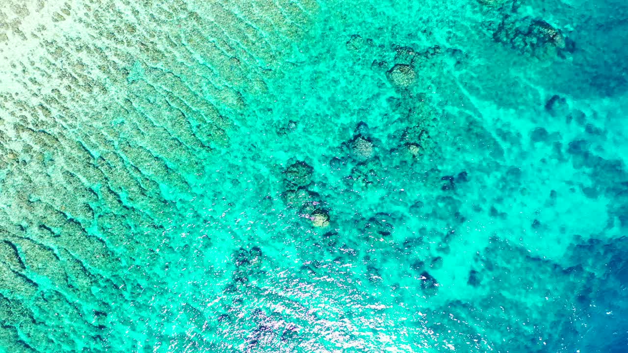 햇빛을 반사하는 크리스탈 에메랄드 물 아래 해저에 산호초와 바위가 있는 아름다운 청록색 석호, 세이셸