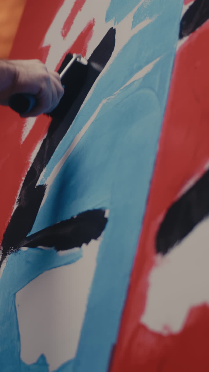 artista pintando una pieza abstracta