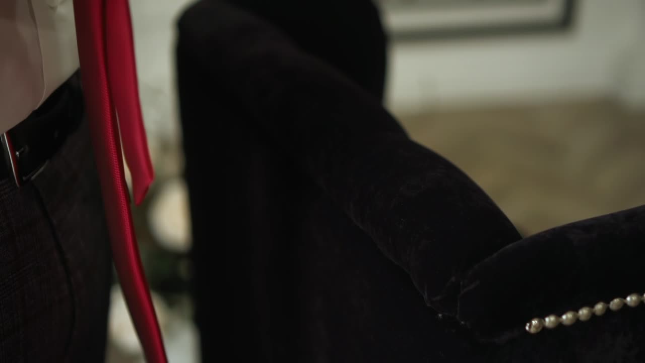 мужчина берет красивый галстук