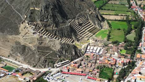 Vista-Aérea-Inclinada-Del-Santuario-De-Ollantaytambo-En-Perú