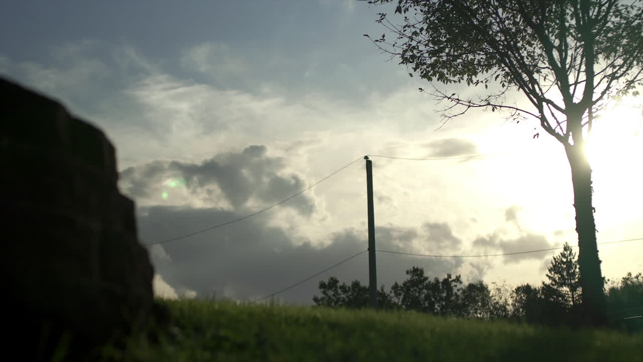 흐린 날 일몰 근처의 시간 경과