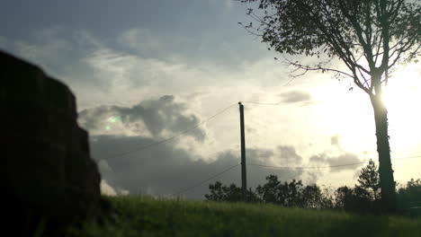 Lapso-De-Tiempo-En-Un-Día-Nublado-Cerca-Del-Atardecer