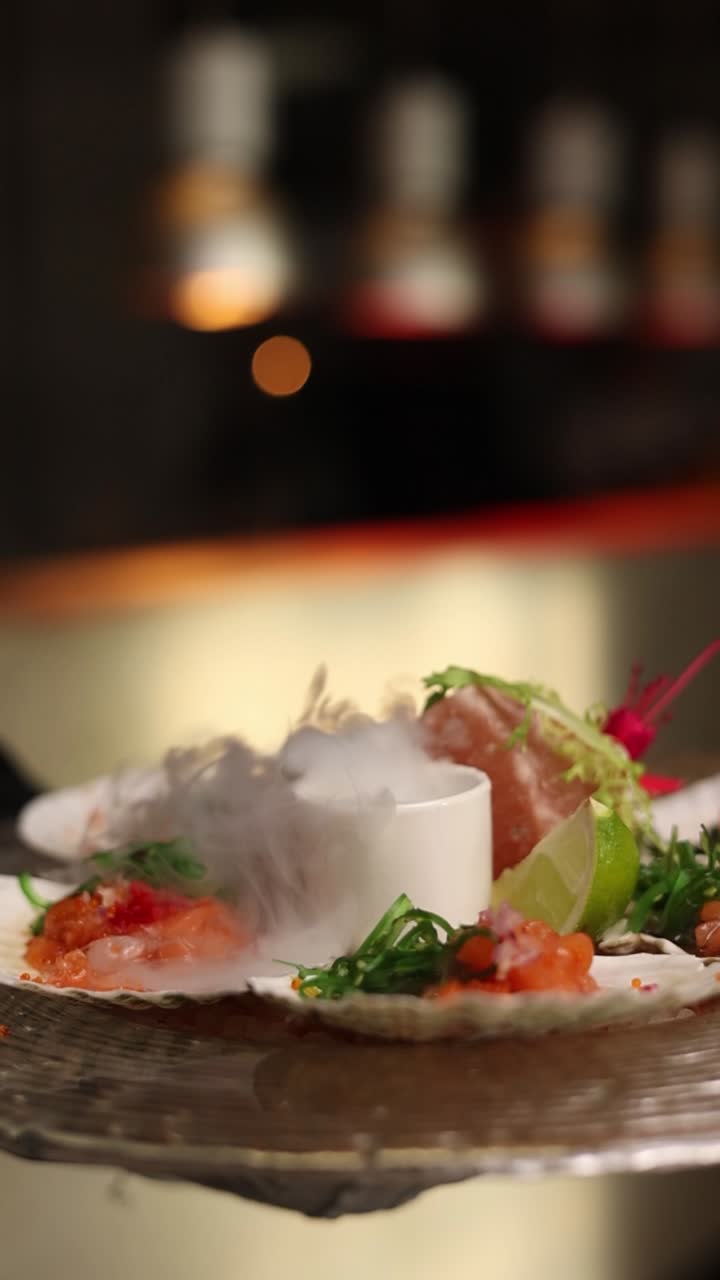 건조한 얼음과 함께 우아한 해산물 접시