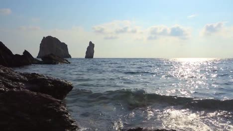 Vista-Cercana-Del-Mar-Y-Las-Rocas-De-La-Playa-En-Sardaigna-Al-Atardecer