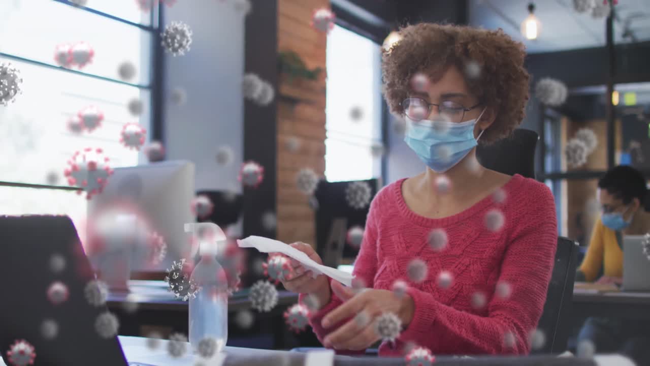 사무실에 있는 여성이 스마트폰을 소독하고, 마스크를 쓰고 있는 코로나19 세포의 애니메이션