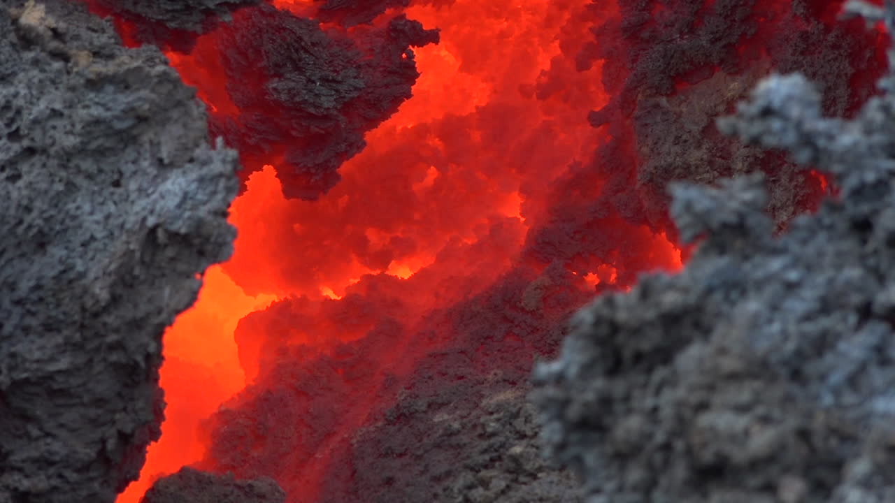 Lava incandescente scorre dal vulcano di Capo Verde che erutta sull'isola di Capo Verde al largo della costa dell'Africa 1.