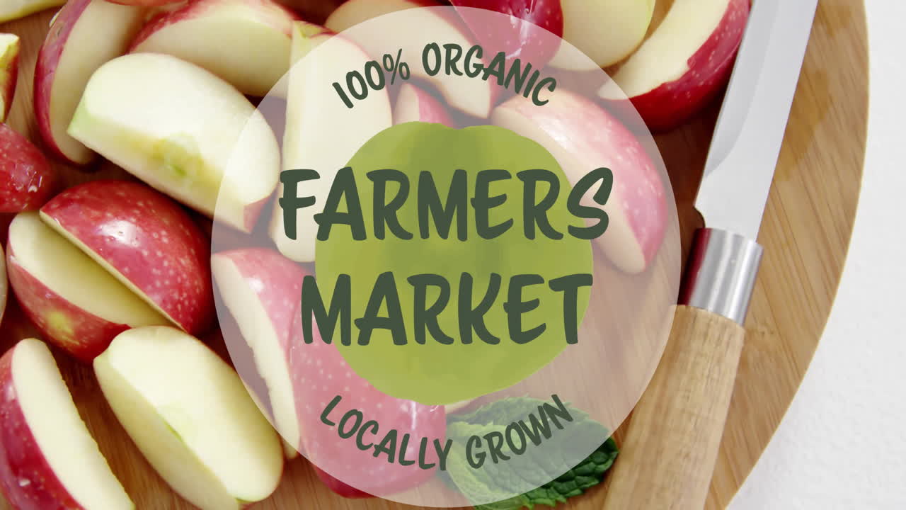 100% 유기농 농부들은 나무판에 개진 사과 위에 지역적으로 재배 된 애니메이션을 판매합니다.