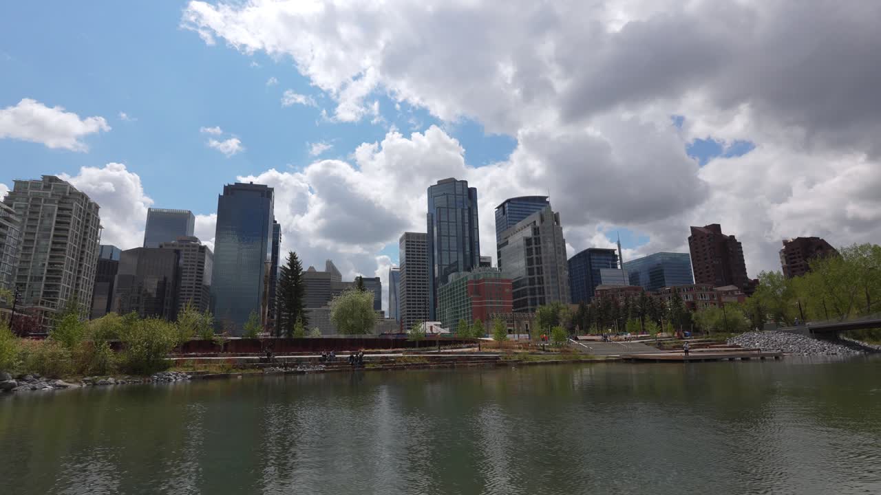 Horizonte de Calgary refletindo no Rio Bow sob céu nublado no Canadá
