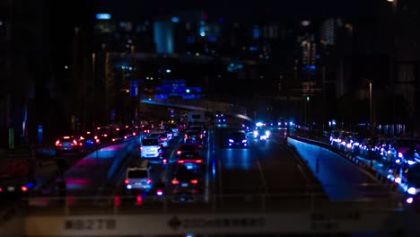 un time-lapse nocturno del atasco de tráfico en miniatura en la calle de la ciudad en tokio