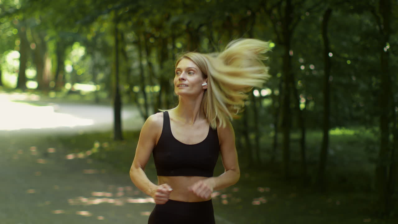 женщина бежит трусцой в парке