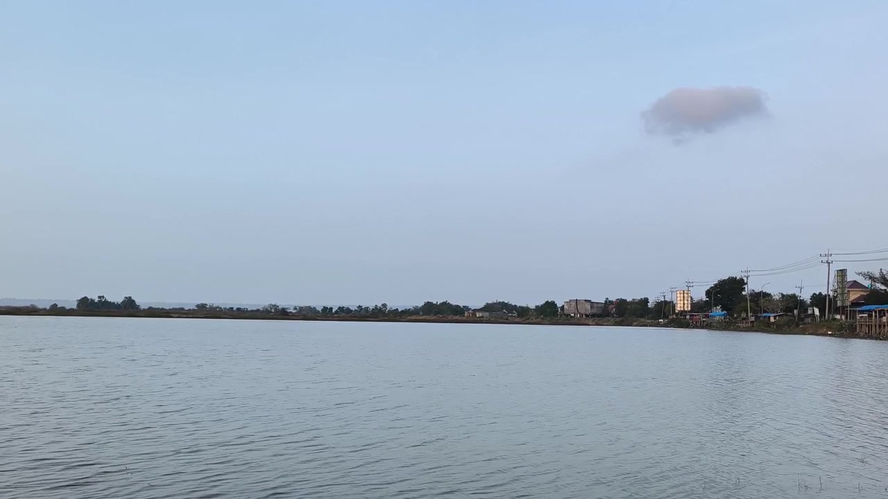 Paesaggio lacustre tranquillo al tramonto con riva lontana