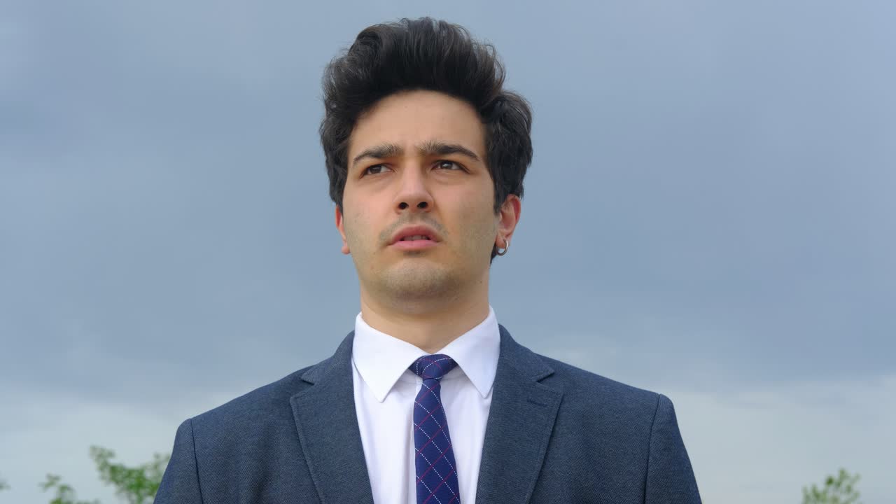 안경을 쓴 사업가