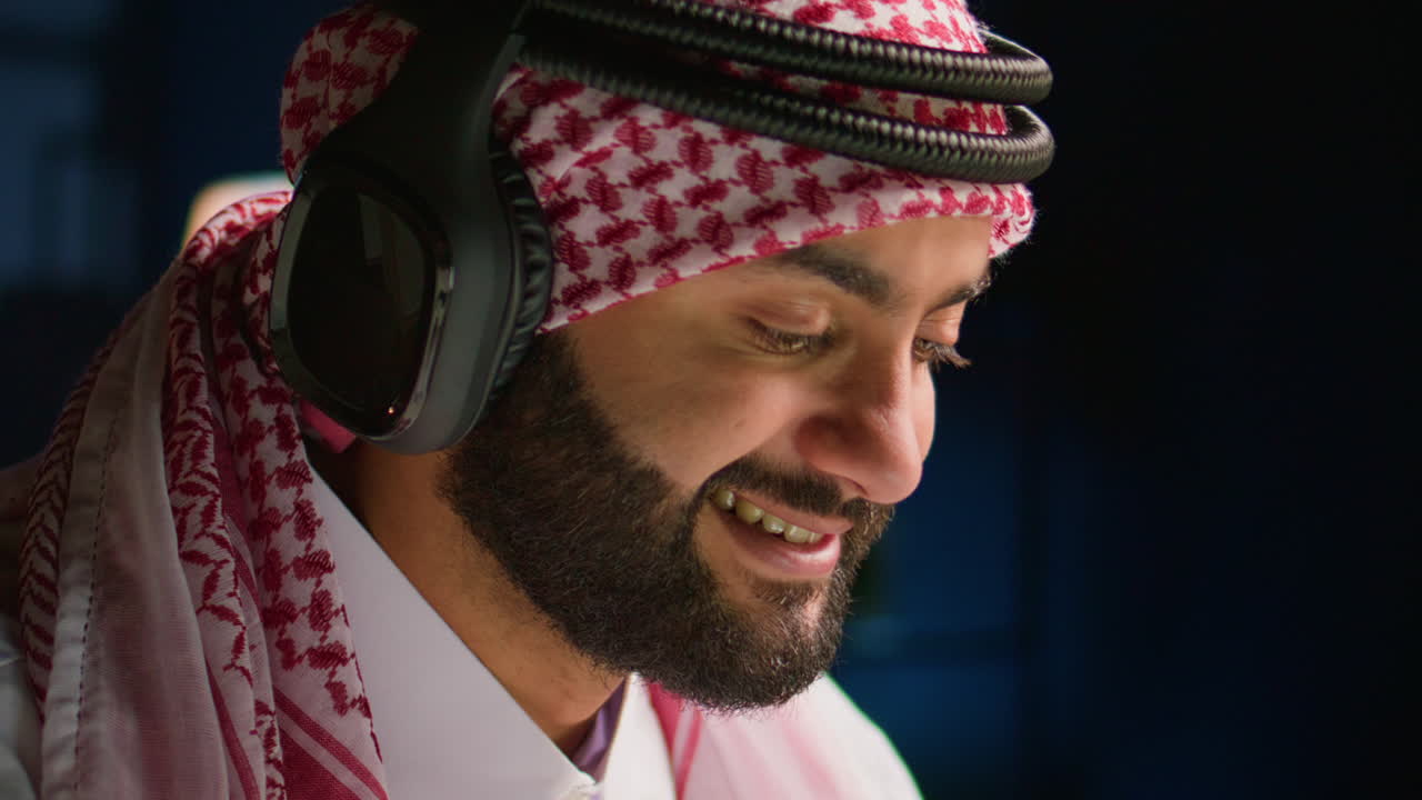 hombre con auriculares, de cerca