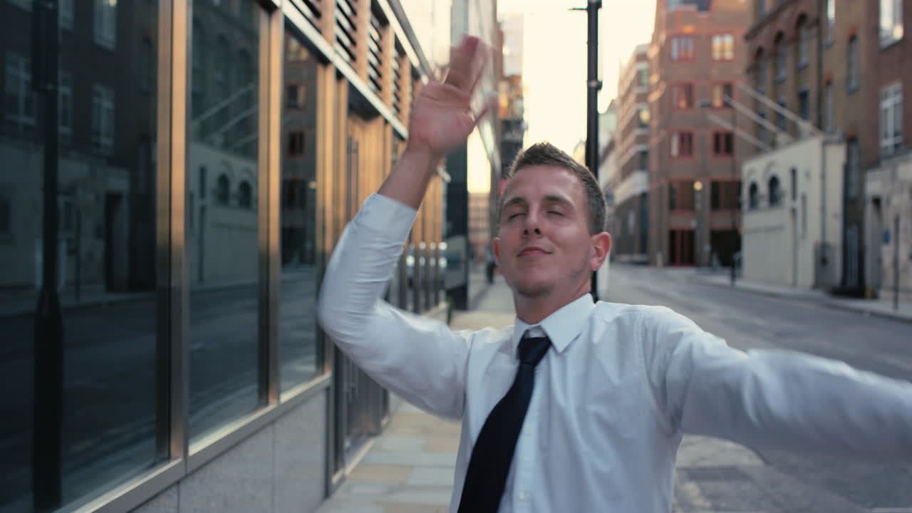 современный фанки кавказский бизнесмен уличный танцор танцует фристайл в городе