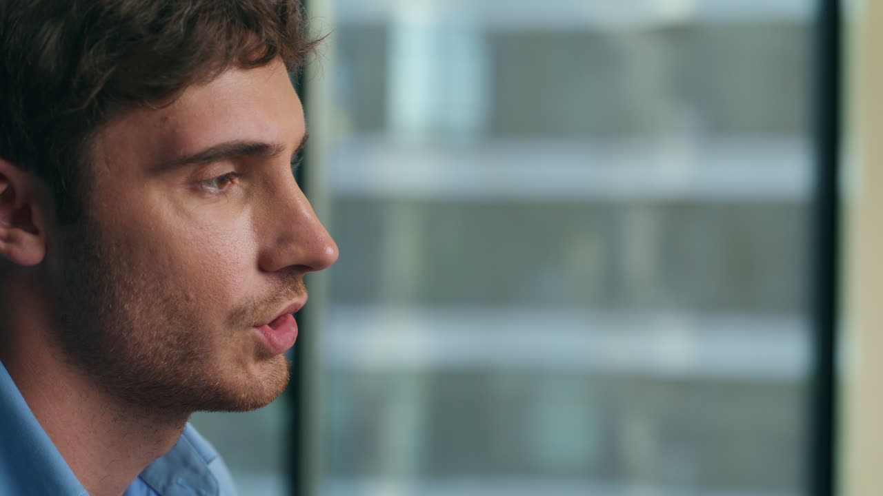 jefe hablando llevando a cabo una reunión en línea de cerca. jefe usando tecnología inalámbrica