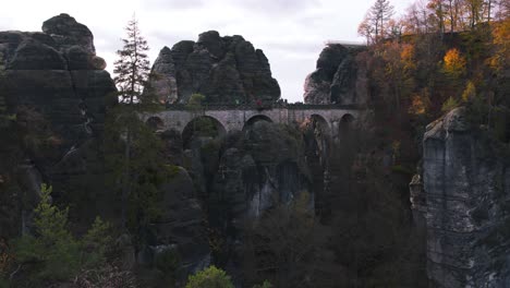 Steinbogen-Bastelbrücke-Zwischen-Felsen-Im-Herbstlichen-Wald,-Deutschland