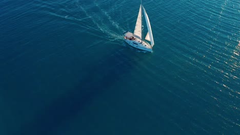 vista aérea. hermosa vista de la vela del yate en mar abierto
