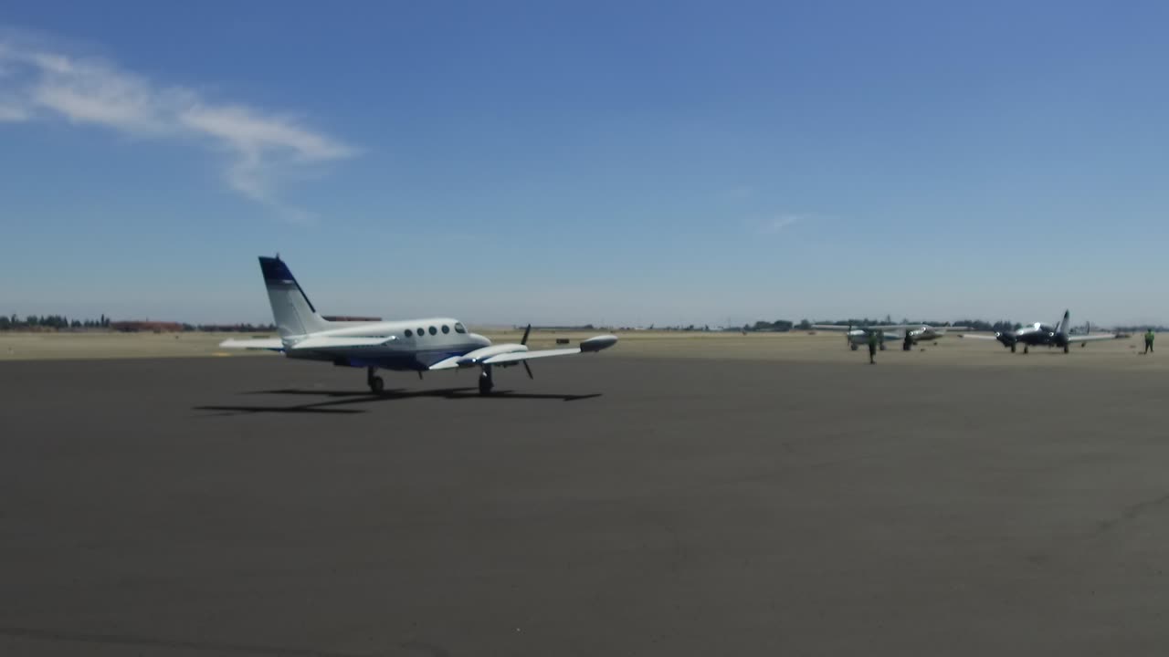 aviones pequeños taxi más allá de la terminal del aeropuerto