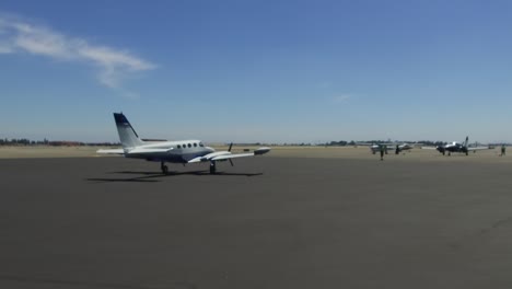 Aviones-Pequeños-Taxi-Más-Allá-De-La-Terminal-Del-Aeropuerto