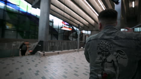 Hombre-Con-Mascarilla-Recogiendo-Su-Mochila-Llegó-Sano-Y-Salvo-A-Través-Del-Metro-De-Montreal-En-Canadá---Plano-Medio