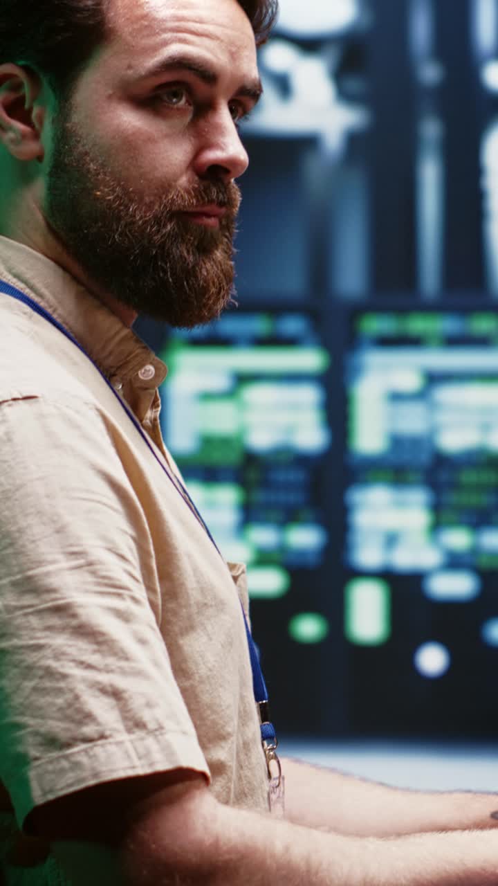 Vertikal video. Ingeniør som betjener serverklynger