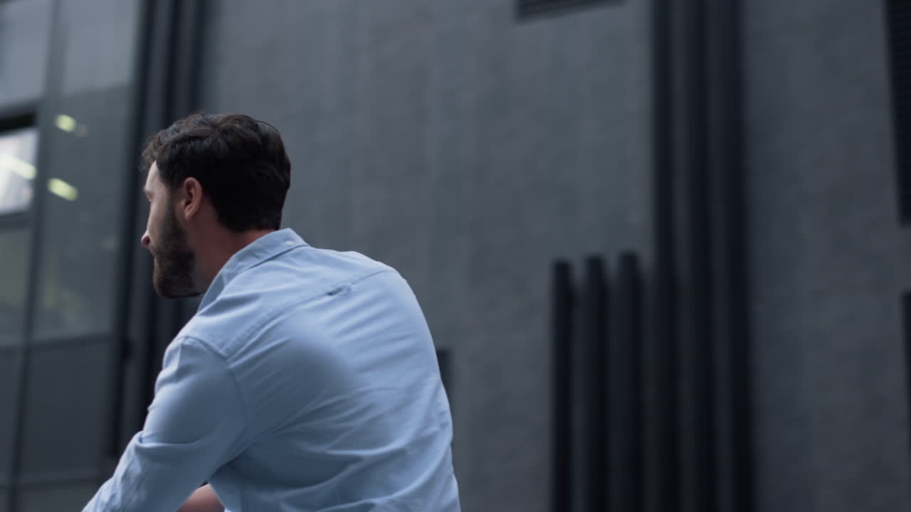 오피스 빌딩에서 포즈를 취하는 자랑스러운 사업가. 웃는 사람이 승리의 순간을 즐기고 있습니다.