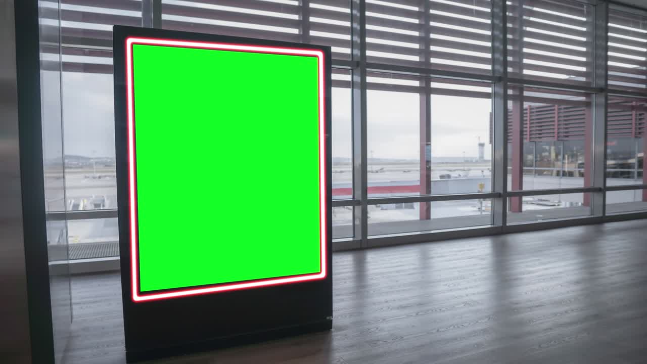 cartel en pantalla ancha vacío con pantalla verde, canal alfa. marco de llave de croma en el pasillo del aeropuerto, gran pancarta para el marketing.