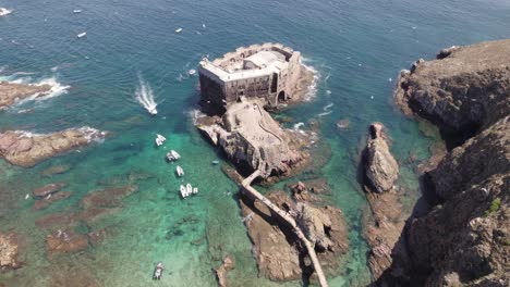 vista aérea descendente hacia el histórico fuerte de la colonia penal de são joão baptista das berlengas y el océano costero transparente