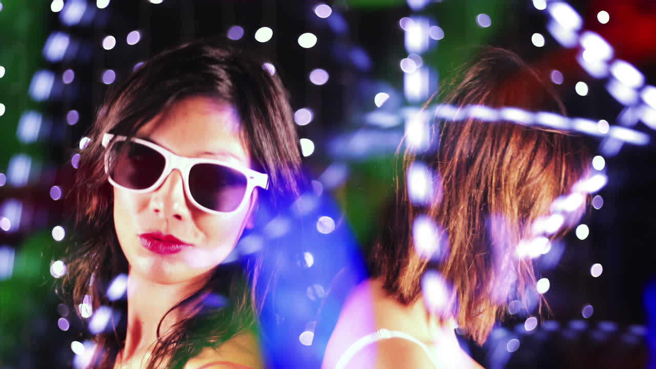 amigas bailando en un club nocturno