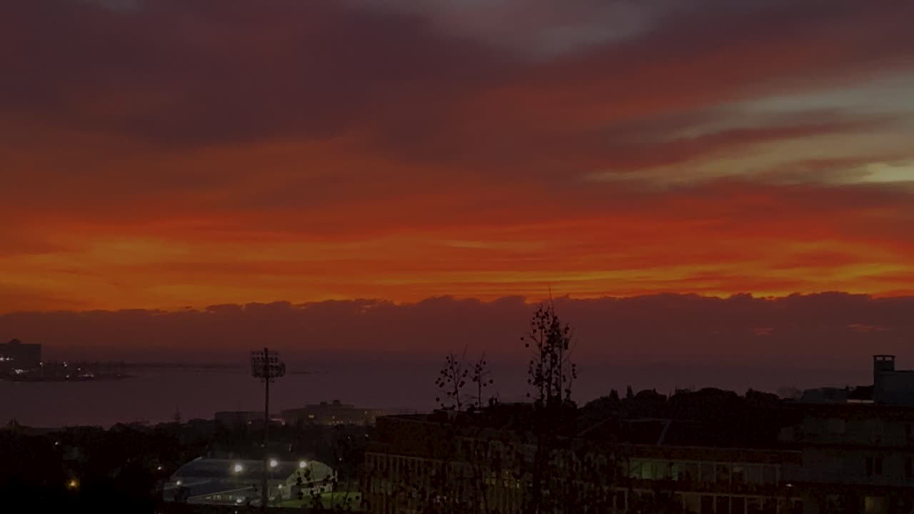 황금 시간 동안 리스본과 타고스 강 위의 오렌지색 하늘