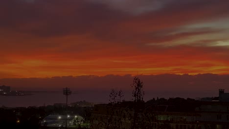 cielo naranja durante la hora dorada sobre lisboa y el río tajo
