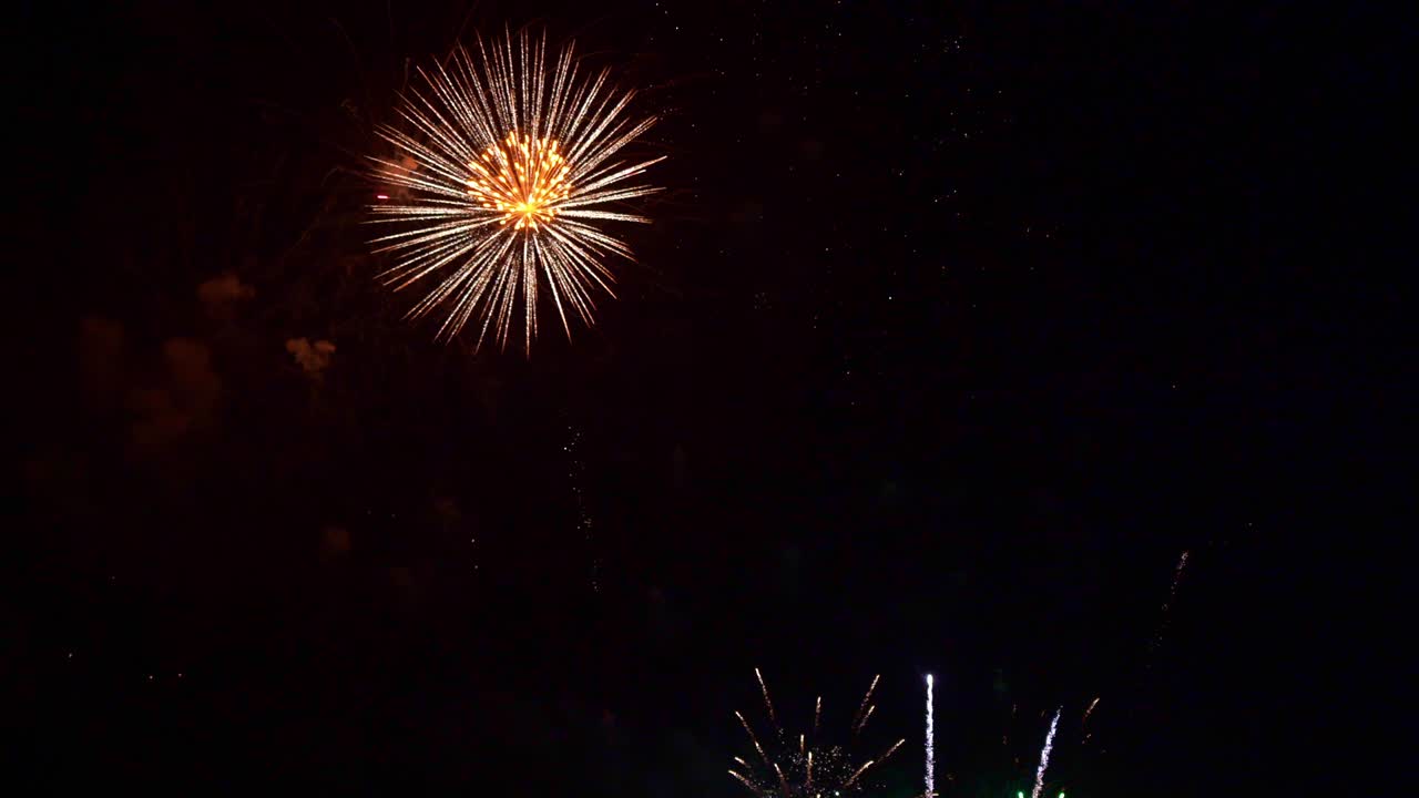 hermosa exhibición de trabajo de fuego colorido por la noche para la celebración en el festival