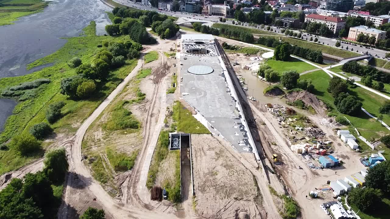 proceso de construcción en la isla nemunas en kaunas, vista aérea de drones