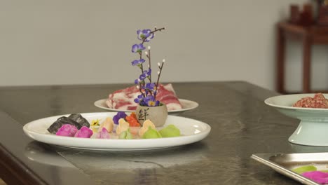 albóndigas pequeñas y coloridas servidas en una mesa en un plato