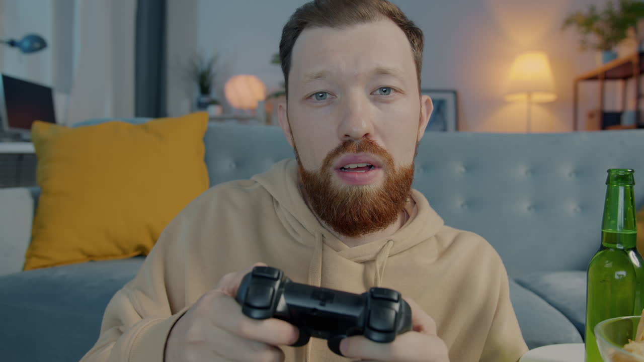 uomo che gioca a videogiochi a casa