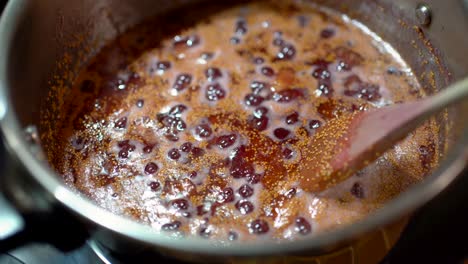 persona de cultivo preparando mermelada de higo en una olla a presión en la cocina