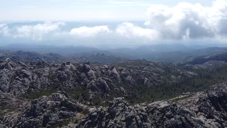 algunas nubes y niebla sobre sardinias monte limbara, vuelo de drones