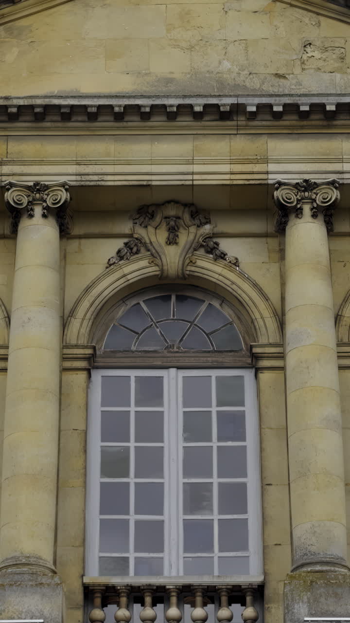 detalle arquitectónico ornamentado de un edificio histórico