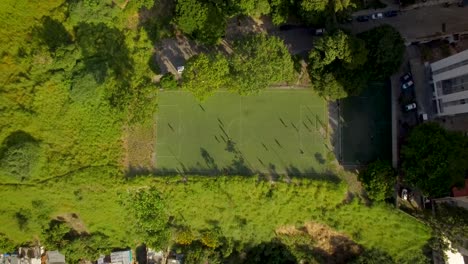 vista aérea de un partido de fútbol y un campo durante una hora dorada, en caracas, venezuela