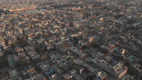 Vista-Aérea-De-La-Ciudad-India-Al-Atardecer