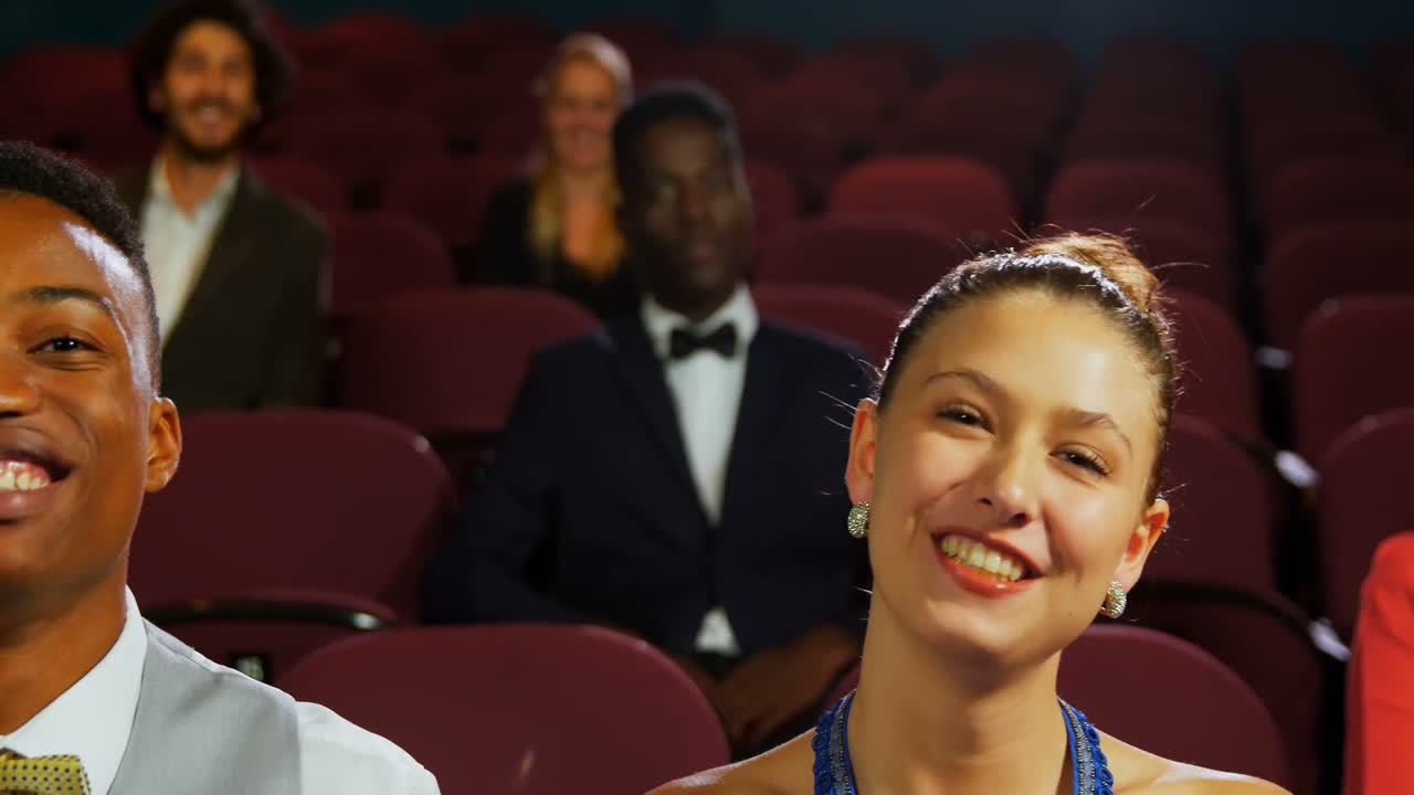 um grupo de pessoas a ver um filme em 4k.