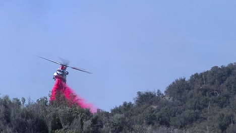 消防直升機在加州聖塔巴巴拉的托馬斯火場上投下水滴 5